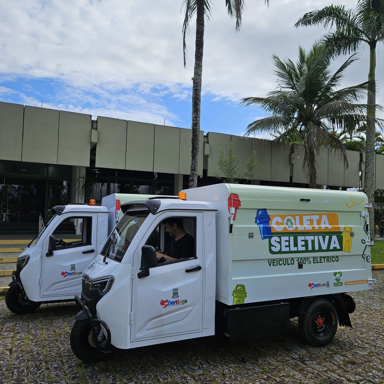 Veículo elétrico da coleta seletiva de Bertioga em operação