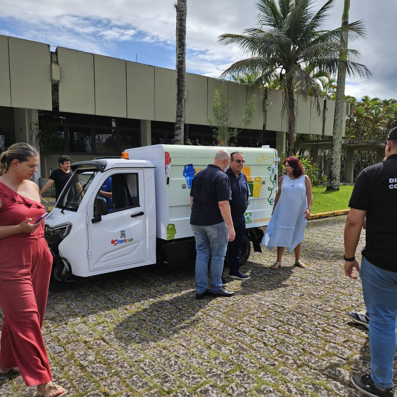 Equipe da prefeitura conhecendo o Besouro Coletor na entrega da frota