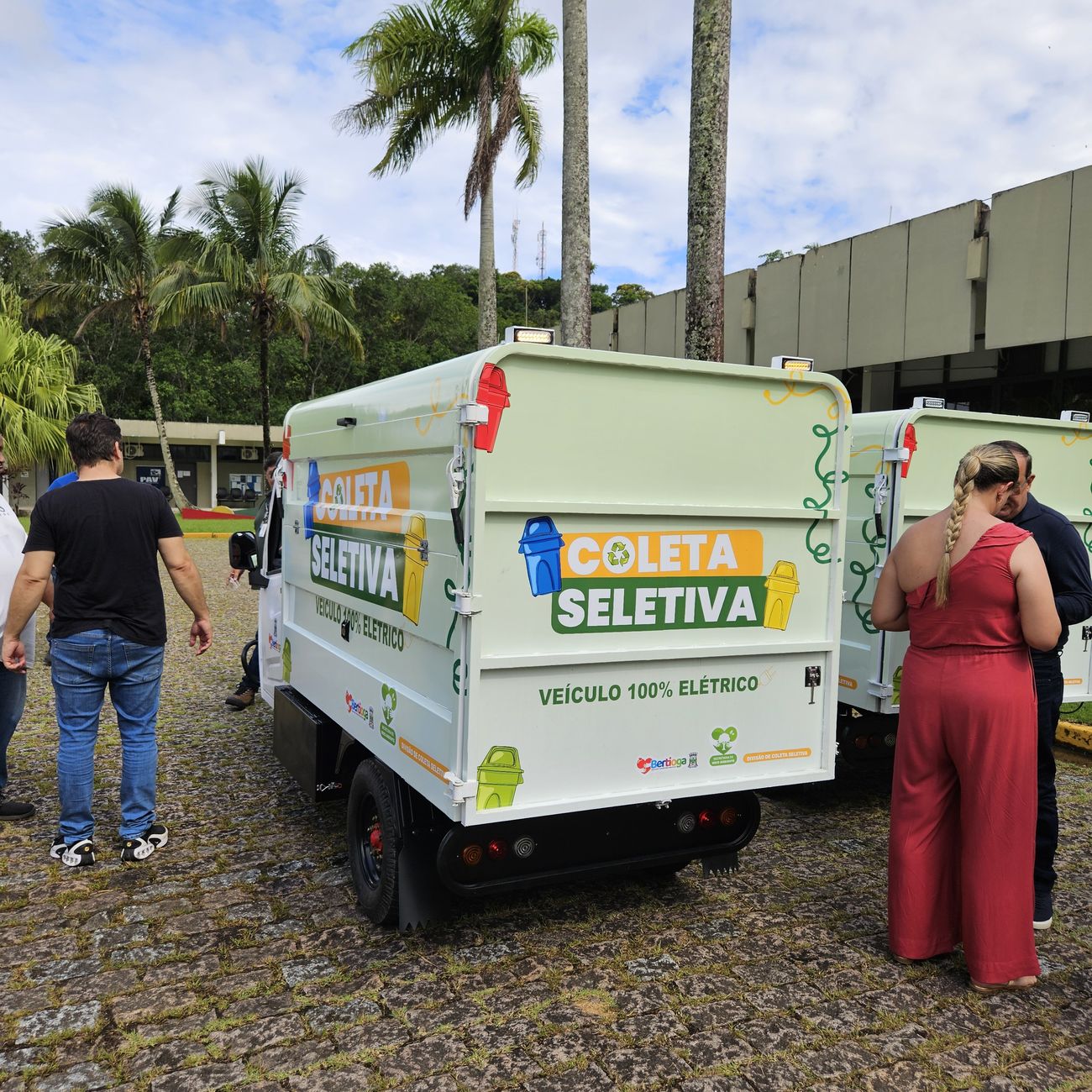 Caçamba do Besouro Coletor adesivada com a identidade da coleta seletiva