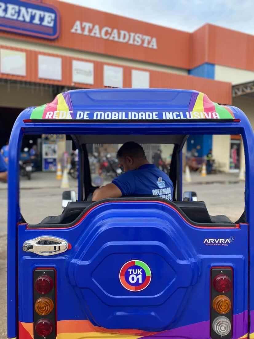 Triciclo elétrico da Rede Vamos Juntos com a identidade de mobilidade inclusiva