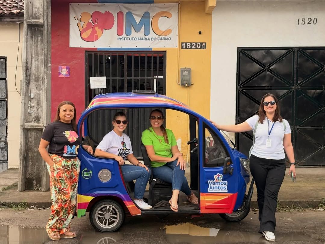 Passageiras embarcando no triciclo elétrico da Rede Vamos Juntos