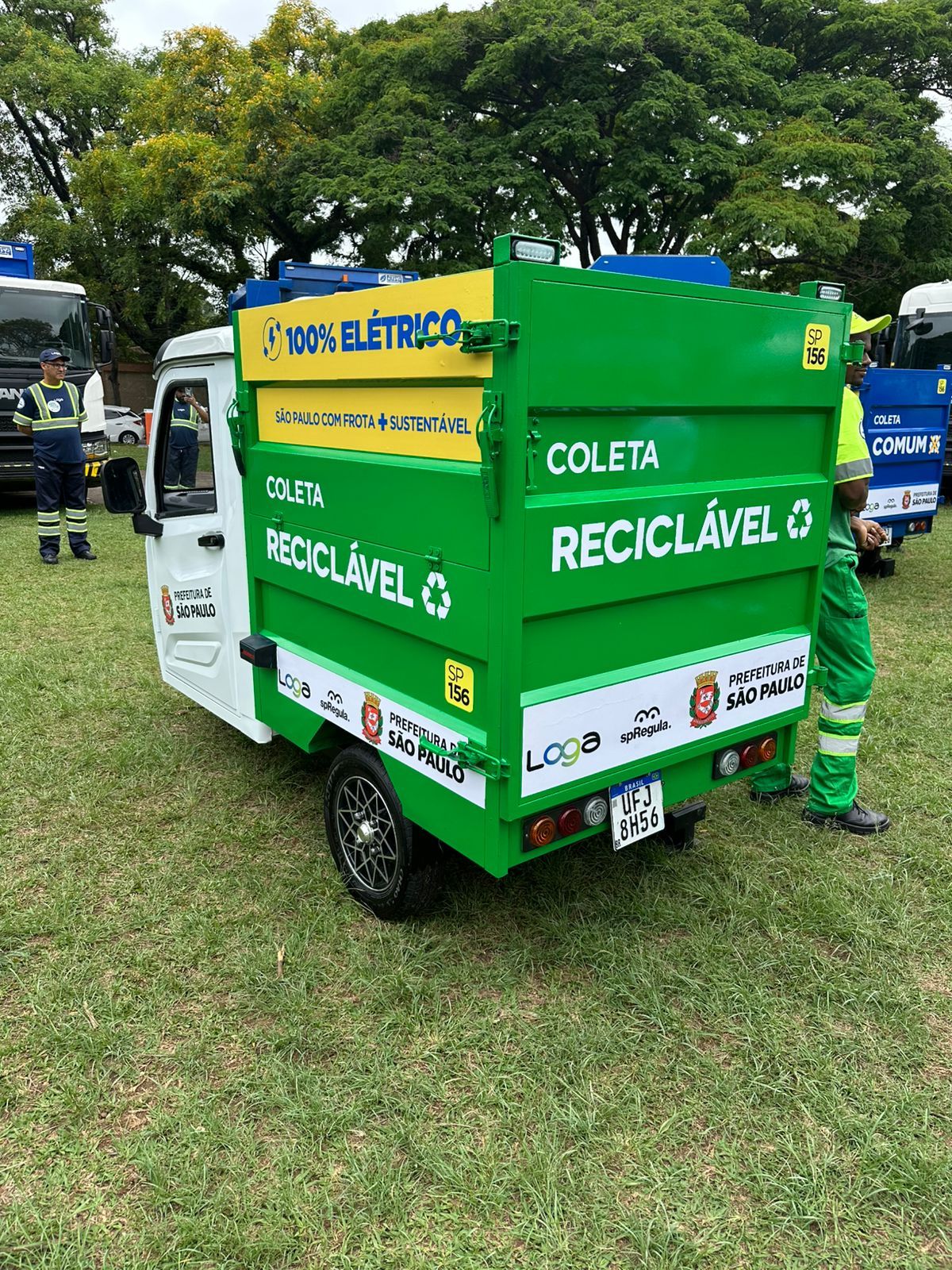 Formigão G3 adesivado com a identidade da coleta reciclável