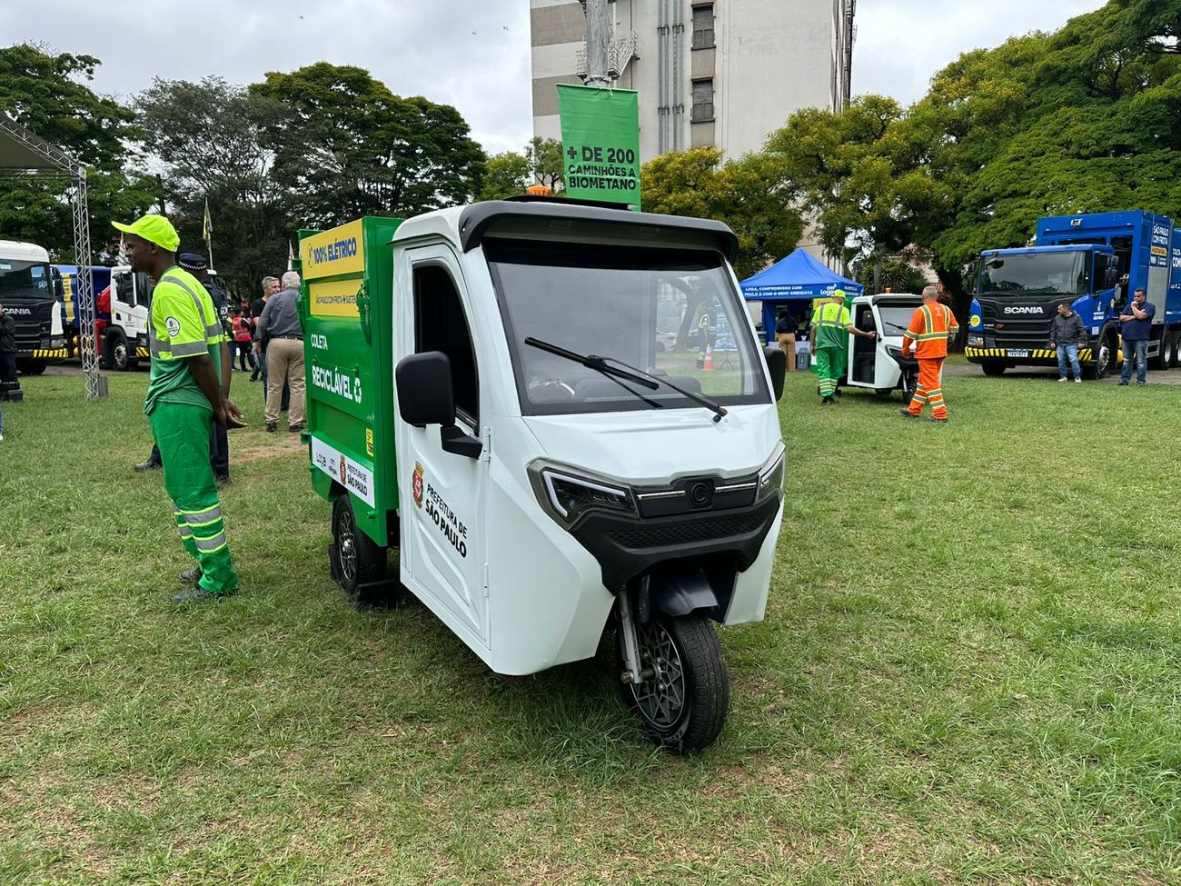 Formigão G3 ao lado da frota convencional de coleta