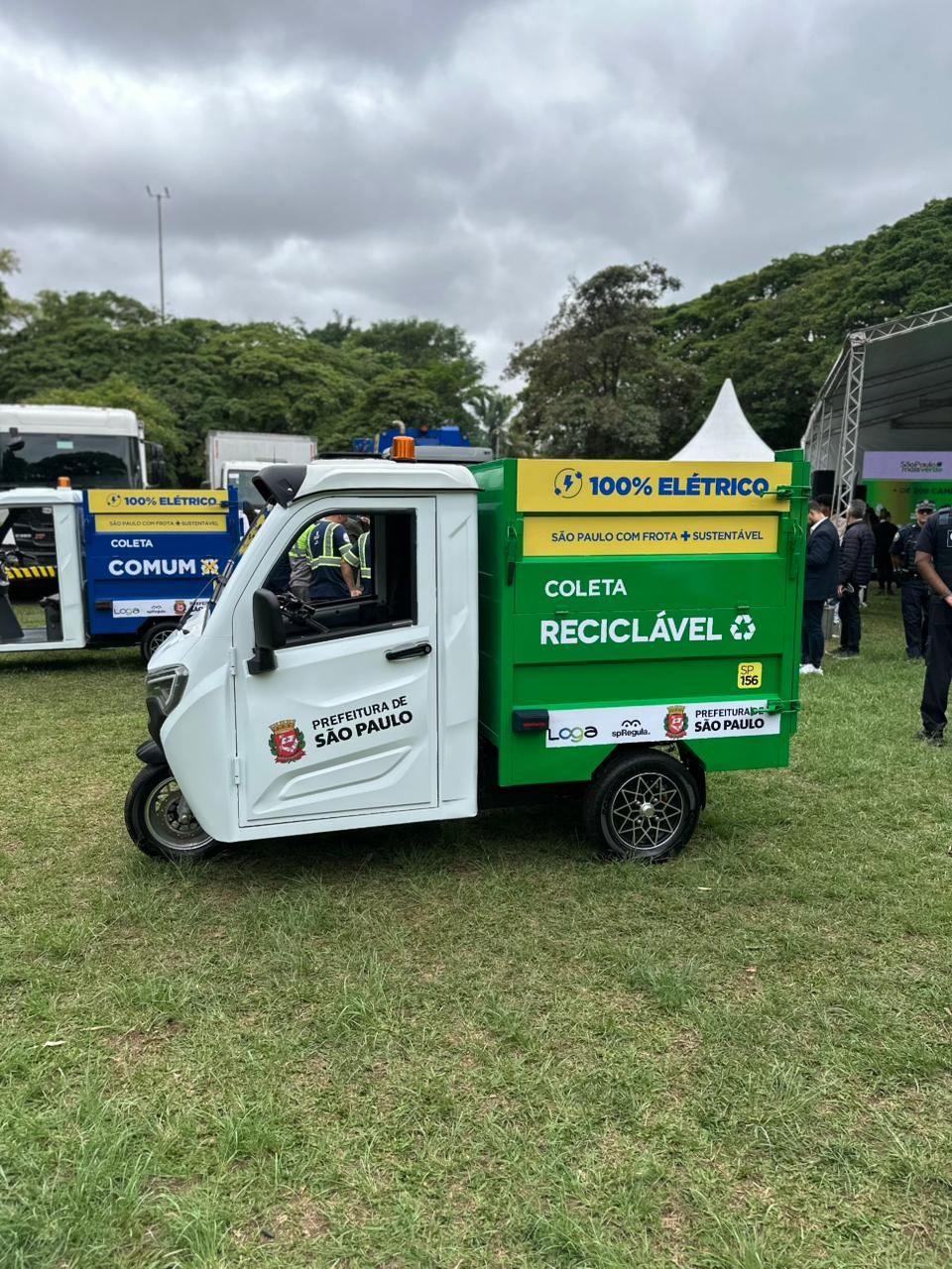 Operador na cabine do Formigão G3 da coleta reciclável