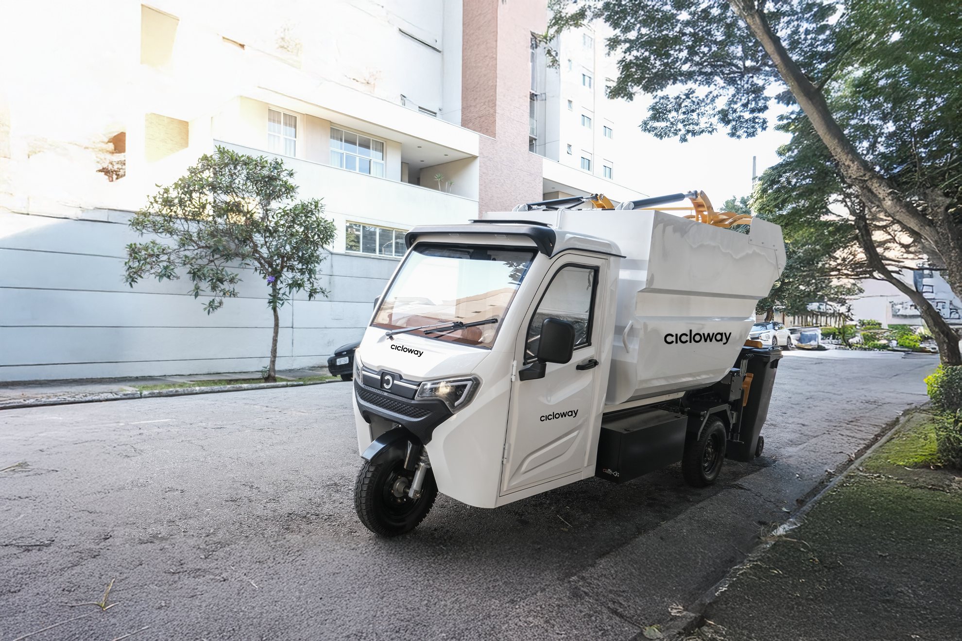Besouro Eco em coleta de resíduos em via pública