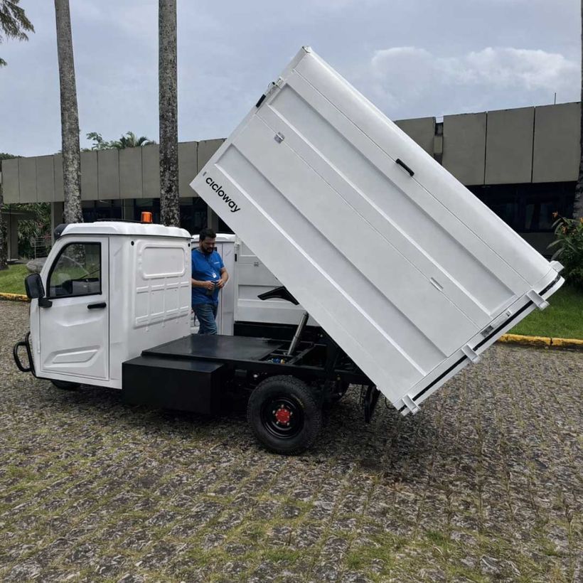 Detalhe do basculamento da caçamba de 3,8 m³
