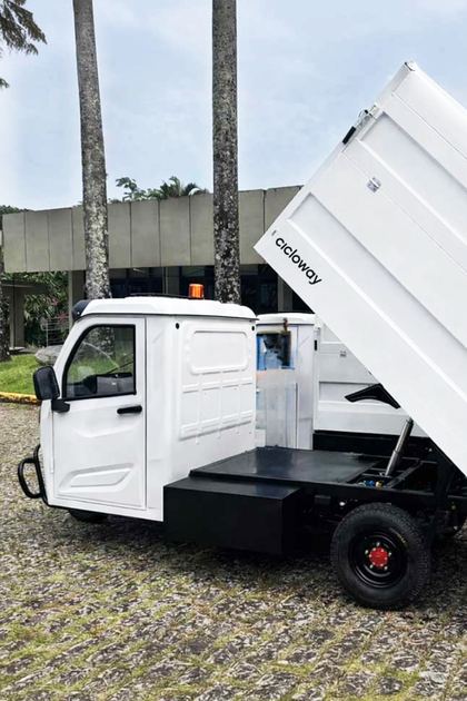 Caçamba basculante do Besouro Coletor em operação de descarga