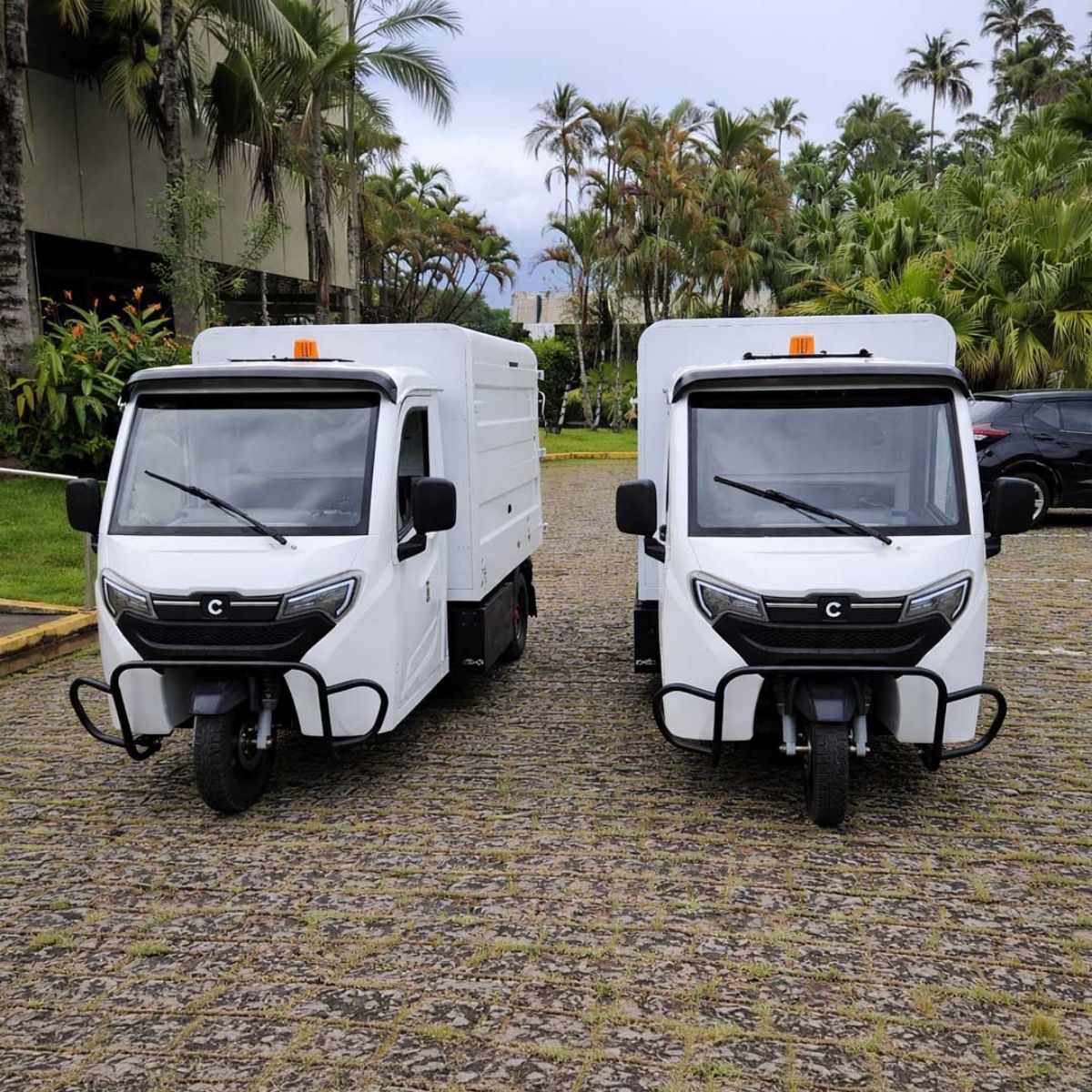 Dois Besouro Coletor da mesma frota, vistos de frente