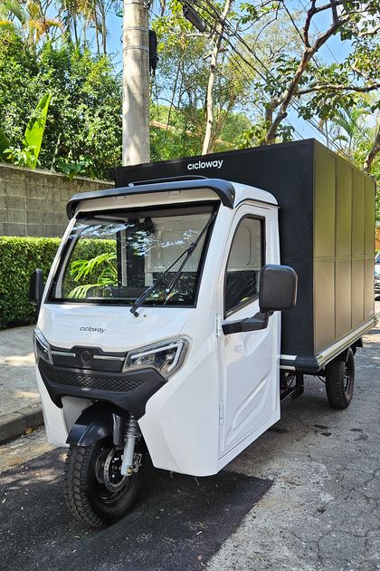 Besouro Delivery com a lateral do baú aberta e a carga acomodada