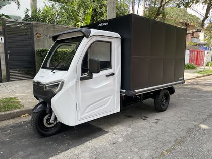 Besouro Delivery estacionado para entrega em via residencial