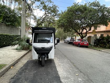 Besouro Delivery visto de trás na rota de última milha