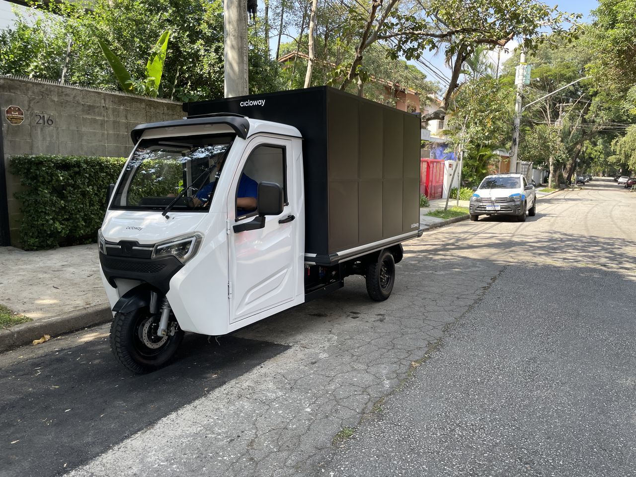 Besouro Delivery em rota urbana com o baú fechado