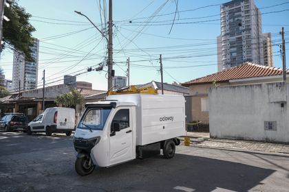 Besouro Eco L na rota de coleta em via urbana