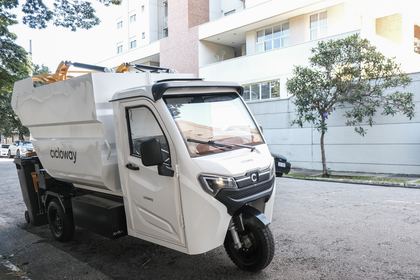 Besouro Eco T de perfil, com a caçamba fechada