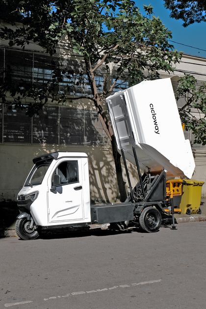 Besouro Eco T com a caçamba levantada em descarga