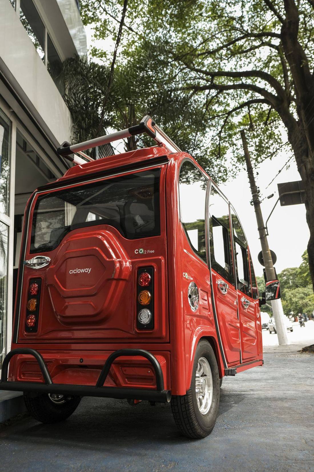 Triciclo elétrico de passageiros da Rede Vamos Juntos